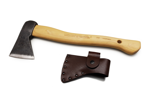 Toporek myśliwski 0,6 kg z hikorowym trzonkiem w naturalnym kolorze, metalowa głowica z wyraźnym napisem 600. Obok skórzane etui brązowego koloru z nitami, leżące na białym tle. Produkt ukazany z boku, podkreślający kształt i materiał.