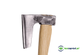 Toporek myśliwski 0.3kg Krumpholz z drewnianą rączką. Głowica ma metaliczne wykończenie i charakterystyczny kształt. Widoczne logo na głowicy. Widziane z boku, na jednolitym tle. Rączka w jasnym kolorze drewna, gładka i prosta.