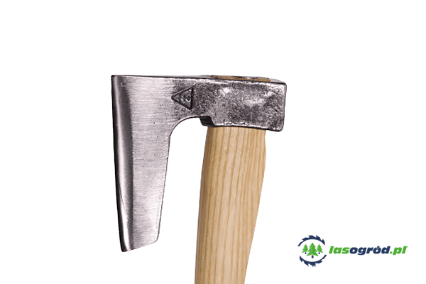 Toporek myśliwski 0.3kg Krumpholz z drewnianą rączką. Głowica ma metaliczne wykończenie i charakterystyczny kształt. Widoczne logo na głowicy. Widziane z boku, na jednolitym tle. Rączka w jasnym kolorze drewna, gładka i prosta.