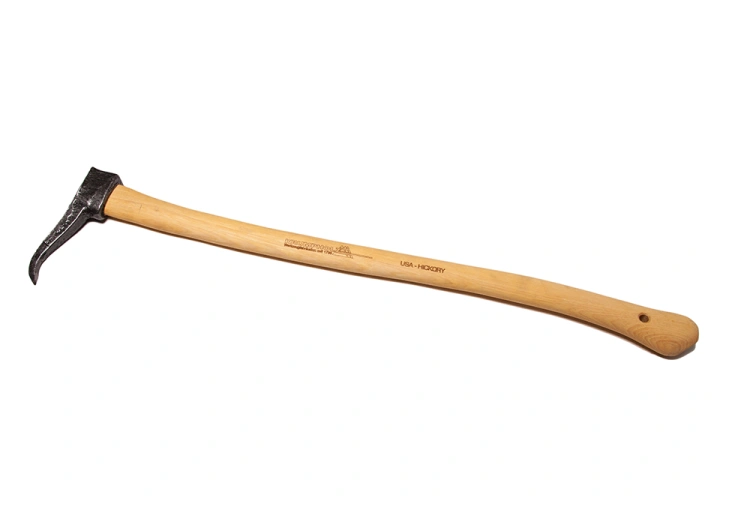 Capina jednoręczna z metalowym grotem, jasnobeżowym styliskiem z hikory o długości 80 cm. Ujęcie z boku, stojąca, ukazuje kształt narzędzia oraz detale rękojeści. W zbliżeniu widoczna faktura drewna oraz logo na stylisku.