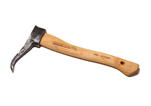 Capina jednoręczna 0,6kg z drewnianym styliskiem 40cm z hikory, stojąca na białym tle. Wykonana z metalu, charakteryzuje się zaokrąglonym ostrzem. Widoczny logo oraz napisy na uchwycie.