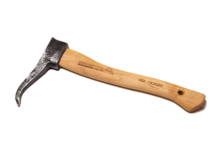 Capina jednoręczna 0,6kg z drewnianym styliskiem 40cm z hikory, stojąca na białym tle. Wykonana z metalu, charakteryzuje się zaokrąglonym ostrzem. Widoczny logo oraz napisy na uchwycie.