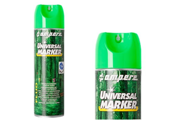 Fluorescencyjna farba do znakowania drzew Ampere w sprayu, kolor zielony, pojemność 500 ml. Produkt z widoczną etykietą z nazwą „Universal Marker” i logo marki. Ujęcie z boku z zamkniętym kapslem. Tło jednolite, biały kolor.