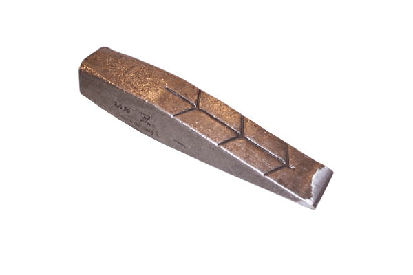 Klin rozłupujący w kolorze metalicznym, o prostokątnym kształcie, z widocznymi rowkami na powierzchni. Ujęcie z góry, stojący. Solidny, wykonany ze stali, przeznaczony do rozłupywania. Brak dodatkowych akcesoriów w tle.