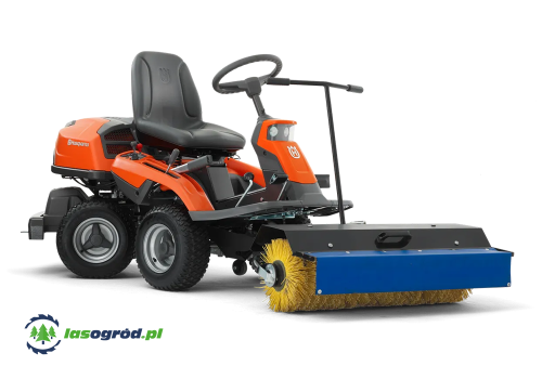 Szczotka do Riderów Husqvarna z napędem, w kolorze pomarańczowym, z metalowym uchwytem i dużymi kołami. Produkt widoczny z boku, stojący na jednolitym tle, z żółtą szczotką z przodu. Obszerne siedzenie oraz kierownica dodają praktyczności.