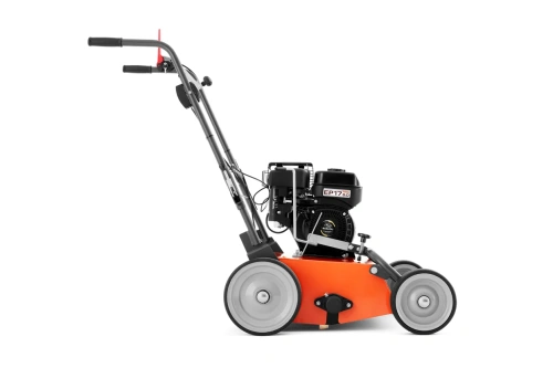 Wertykulator S500 PRO Husqvarna, pomarańczowo-czarny z silnikiem EP17, widok boczny. Duże szare koła, metalowa konstrukcja i ergonomiczna rękojeść do prowadzenia.