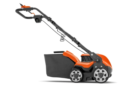 Elektryczny wertykulator Husqvarna S138C, pomarańczowo-czarny, widok z boku, z 4 kółkami i pojemnikiem na odpady. Widoczny uchwyt i przycisk. Tło jednolite, bez elementów rozpraszających.