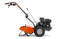 Kultywator TR 348 Husqvarna w kolorze pomarańczowym, z silnikiem w obudowie czarnej. Ujęcie z boku, pokazujące dużą oponę z metalowym osprzętem. Widoczne elementy sterujące na uchwycie. Solidna konstrukcja, przystosowana do pracy w ogrodzie.
