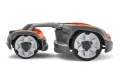 Automower® 535 AWD Husqvarna, szaro-pomarańczowy robot koszący, widoczny z boku z uniesioną obudową i białymi felgami. Ergonomiczny kształt ułatwia manewrowanie w ogrodzie.