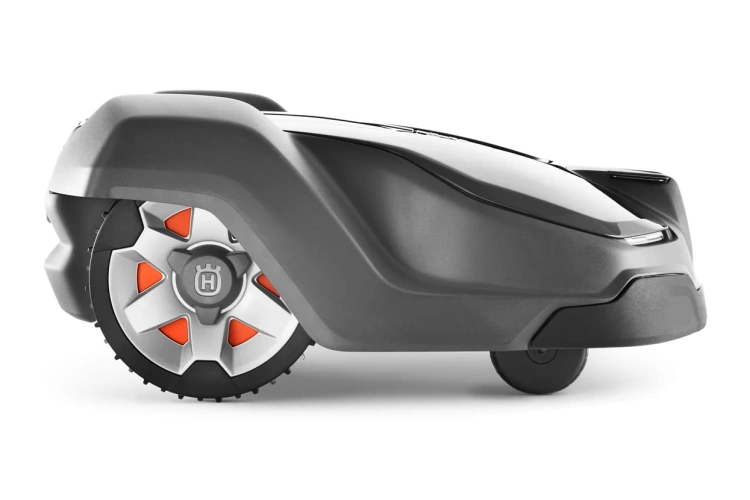 Automower® 430X Husqvarna robot koszący, szary z pomarańczowymi detalami. Widok boczny pokazuje kształt, logo, koła z trójkątnymi wkładkami oraz osłonę ochronną i elementy obrotowe.
