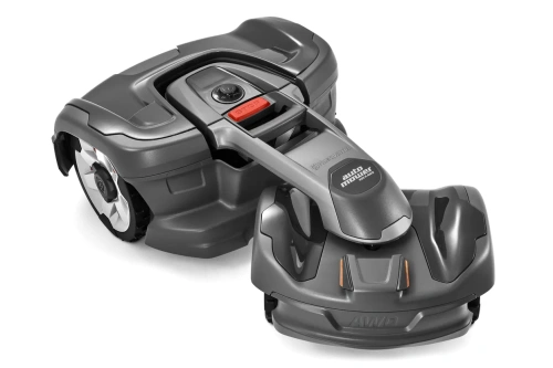 Szary robot koszący Automower®435X AWD Husqvarna z białymi kołami, widok z boku na górę z przyciskiem stop i logo. Zaokrąglony kształt, idealny do koszenia trawy w ogrodach.