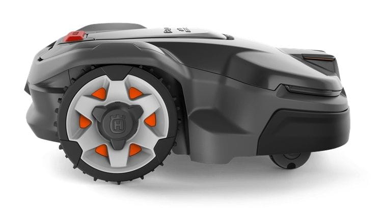 Automower® 405X Husqvarna z pomarańczowymi akcentami na kołach, matową ciemnoszarą obudową i logotypem, zaprojektowany do automatycznego koszenia trawnika, widok z boku.