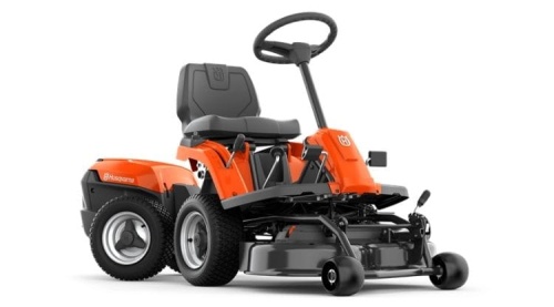 Rider R 112iC Husqvarna z urządzeniem tnącym Combi 85, w kolorze pomarańczowym, z siedziskiem oraz kierownicą. Ujęcie boczne, prezentujące kosiarkę w pozycji stojącej. Widoczne duże koła oraz elementy mechaniczne. Proste białe tło.