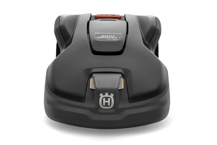 Robot koszący Husqvarna Automower® 310 Mark II w kolorze czarnym, widok frontalny. Produkt z logo Husqvarna, przyciskiem startowym w czerwonym kolorze i dwoma diodami LED. Gładka, aerodynamiczna obudowa, przeznaczony do użytku na trawie.