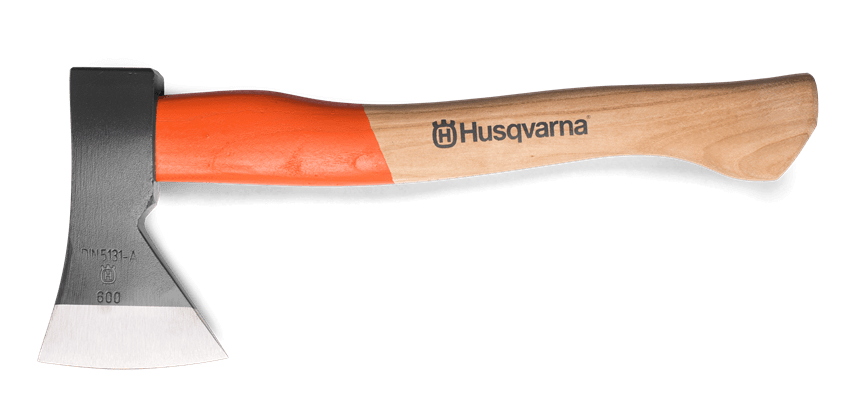Toporek survivalowy 0,6 kg Husqvarna z drewnianą rączką w kolorze jasnobrązowym. Głownia ze stali, w kształcie szerszego klinu. Logo Husqvarna oraz oznaczenia wytłoczone na rączce. Produkt leży na białym tle, widok z boku.