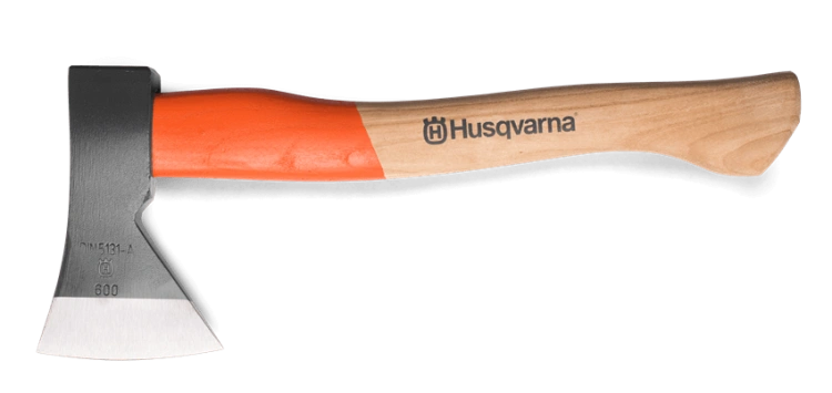 Toporek survivalowy 0,6 kg Husqvarna z drewnianą rączką w kolorze jasnobrązowym. Głownia ze stali, w kształcie szerszego klinu. Logo Husqvarna oraz oznaczenia wytłoczone na rączce. Produkt leży na białym tle, widok z boku.