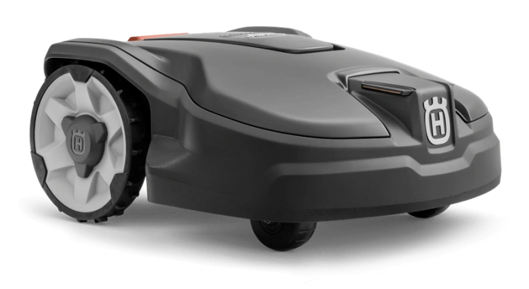Automower®315 Mark II to ciemnoszary robot koszący z białymi oponami i logo Husqvarna. Ma zaokrągloną konstrukcję, miejsce na pokrywę i jest idealny do pielęgnacji ogrodu.