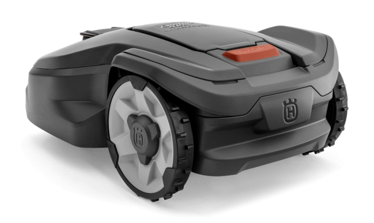 Automower®315 Mark II to robot koszący w kolorze szarym z białymi detalami. Widoczny z boku, z unikalnym dużym kołem i przyciskiem „STOP”. Na obudowie logo Husqvarna. Kształt zaokrąglony, przystosowany do koszenia trawników.