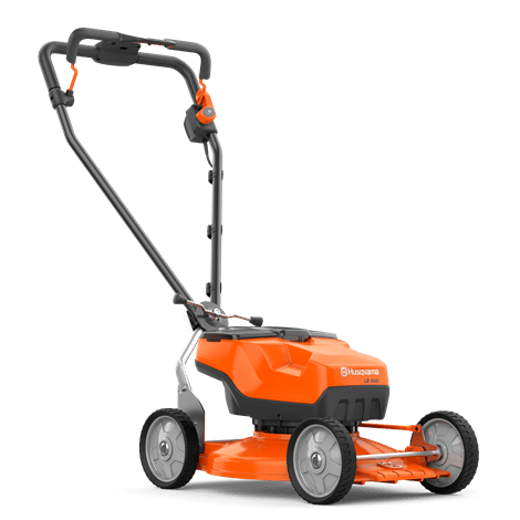 Akumulatorowa kosiarka Husqvarna LB442i w kolorze pomarańczowym, z metalowym cylindrem, uchwytem regulowanym i dużymi kołami. Ujęcie frontalne, prezentujące produkt w pozycji stojącej, na tle białym. Szerokość kosiarki to ok. 42 cm.