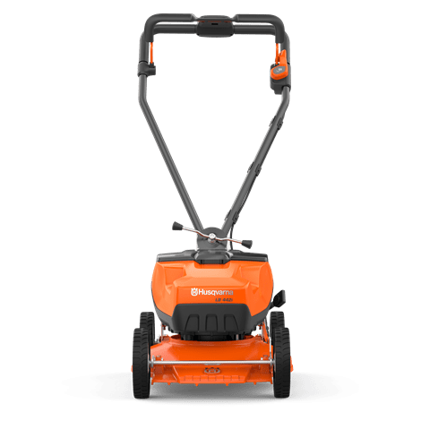 Pomarańczowa kosiarka akumulatorowa Husqvarna LB442i, widoczna z przodu, z regulowanym uchwytem, solidnymi kołami i logo Husqvarna. Korpus prostokątny z poziomymi nacięciami wentylacyjnymi.