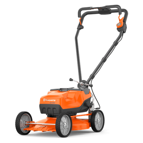 Kosiarka akumulatorowa Husqvarna LB442i w kolorze pomarańczowym i czarnym, stojąca na dwóch kołach. Widok frontalny, wyraźnie widoczna rączka oraz obudowa. Użyteczność podkreśla kompaktowy design i wbudowane mocowania. Na tle białego tła.