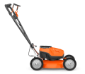 Kosiarka akumulatorowa LB448i Husqvarna w kolorze pomarańczowym z czarnymi elementami. Ujęcie z boku, pokazujące ergonomiczny uchwyt oraz dużą kółka. Produkt stoi na powierzchni, gotowy do użycia. Brak widocznych detali na obudowie.