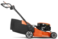 Pomarańczowa kosiarka spalinowa Husqvarna LC 347VE z czarnym koszem, widok z boku z rozłożoną rączką, widoczny silnik i koła z bieżnikiem. Gratis zestaw serwisowy, białe tło.