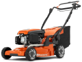 Kosiarka spalinowa Husqvarna LC 347VE w pomarańczowym kolorze, z silnikiem i dużym koszem na trawę. Postawiona na wprost, ukazuje uchwyty oraz wyraźne logo Husqvarna. Bieżnikowane koła zapewniają stabilność podczas użytkowania.
