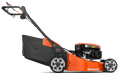 Kosiarka spalinowa Husqvarna LC 353VE w kolorze pomarańczowym z czarnymi elementami. Ujęcie boczne, produkt stojący. Widoczny silnik, ergonomiczny uchwyt i kosz na trawę. Logo Husqvarna na obudowie oraz stelażu. Zestaw serwisowy GRATIS!