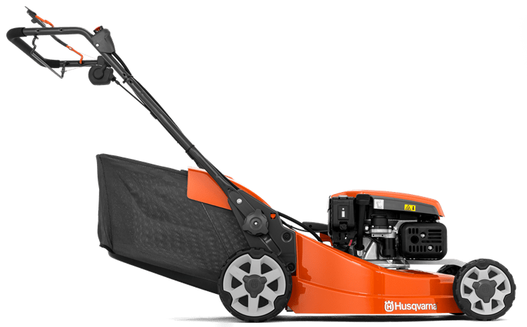 Kosiarka spalinowa Husqvarna LC 353VE w kolorze pomarańczowym z czarnymi elementami. Ujęcie boczne, produkt stojący. Widoczny silnik, ergonomiczny uchwyt i kosz na trawę. Logo Husqvarna na obudowie oraz stelażu. Zestaw serwisowy GRATIS!