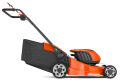 Kosiarka akumulatorowa LC247i Husqvarna w kolorze pomarańczowym z czarnymi detalami. Ujęcie z boku, pokazujące stojącą pozycję, z wyeksponowaną rączką, dużymi kołami i bokiem z workiem na trawę. Proste białe tło.