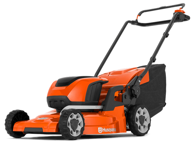 Kosiarka akumulatorowa LC247i Husqvarna w pomarańczowym kolorze z czarnymi elementami. Ujęcie z boku, pokazujące twardą obudowę i zbiornik na trawę. Widoczna regulowana rączka oraz duże, gumowe koła. Produkt stoi na podłożu.