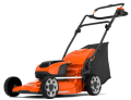 Kosiarka akumulatorowa LC142i Husqvarna w kolorze pomarańczowym z czarnymi detalami, stojąca w pozycji frontalnej. Wyposażona w zbiornik na trawę oraz ergonomiczną rączkę. Oznaczenie logo Husqvarna na obudowie. Tło białe, minimalistyczne.