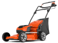 Kosiarka akumulatorowa LC142iS Husqvarna w kolorze pomarańczowym z czarnymi detalami. Produkt ustawiony w pozycji stojącej, z widocznym zbiornikiem na trawę. Rączki teleskopowe, duże koła z wyraźnym wzorem. Logo Husqvarna na obudowie.