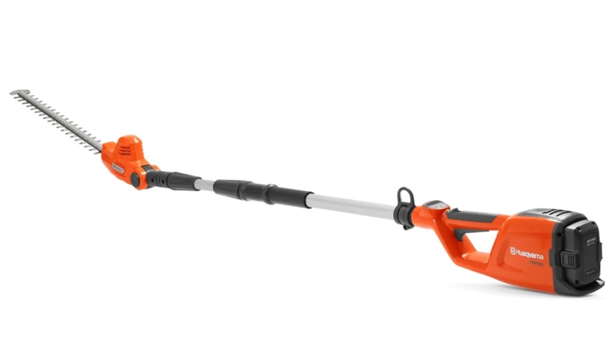 Nożyce do żywopłotu Husqvarna 120iTK4-H w kolorze pomarańczowym z metalowym ostrzem. Produkt jest ustawiony poziomo, z uchwytem i akumulatorem po prawej stronie, widoczne zęby ostrza. Tło proste, białe.