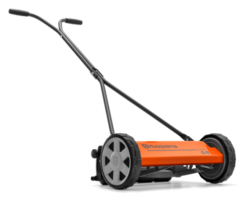 Kosiarka ręczna HiCut 64 Husqvarna w kolorze pomarańczowym i czarnym, z metalową obudową i szerokimi oponami. Ujęcie z boku, z rozłożonym uchwytem. Widoczny napis Husqvarna na obudowie. Prosta forma, przeznaczona do koszenia trawnika.