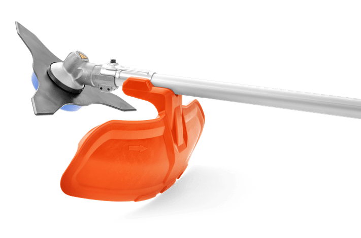 Wykaszarka akumulatorowa Husqvarna 535iFR z metalową głowicą tnącą i plastikowym osłonięciem w intensywnym pomarańczowym kolorze. Przedmiot w neutralnym ujęciu z boku, ukazującym szczegóły konstrukcyjne oraz mechanizm mocujący.