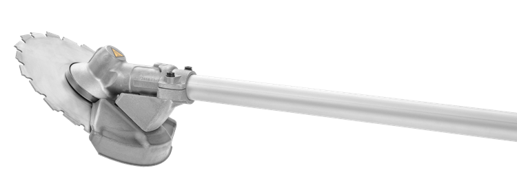Wykaszarka akumulatorowa Husqvarna 535iFR z metalową głowicą tnącą. Produkt ustawiony pod kątem, eksponując ostrze i rączkę. Tło białe, co podkreśla detale konstrukcyjne i jakość materiałów. Idealna do pracy w ogrodzie lub na działce.