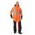 Kurtka przeciwdeszczowa Vent High-Viz Husqvarna w jaskrawym pomarańczowym kolorze z odblaskowymi pasami. Stojący model z kapturem, otwartą kieszenią na piersi i zamkiem błyskawicznym. Wzmocnione elementy w czerni. Produkt prezentowany na modelu.