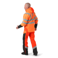 Kurtka przeciwdeszczowa Vent High-Viz Husqvarna w intensywnym pomarańczowym kolorze z odblaskowymi paskami. Ujęcie z boku, model stoi tyłem. Wysokiej jakości materiał do ochrony przed deszczem, z kapturem i długimi rękawami.