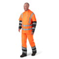 Kurtka przeciwdeszczowa Protect High-Viz w intensywnym pomarańczowym kolorze z szarymi odblaskowymi pasami, zapinana na zamek, z krótkim rękawem. Ujęcie frontalne modela stojącego w wodoodpornym ubraniu, widoczne logo Husqvarna. Spodnie w komplecie.