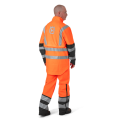 Kurtka przeciwdeszczowa Protect High-Viz w pomarańczowym kolorze z odblaskowymi paskami. Ujęcie z tyłu, prezentująca funkcjonalny krój. Widoczne logo Husqvarna na plecach. Materiał odporny na warunki atmosferyczne, idealna do pracy na zewnątrz.