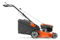 Kosiarka spalinowa Husqvarna LC 140P, pomarańczowa z czarnymi akcentami, widok z boku. Duży kosz z siatki, widoczny silnik, regulowana rączka oraz trwałe koła z logo Husqvarna.
