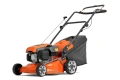 Pomarańczowa kosiarka spalinowa Husqvarna LC 140P z czarnymi detalami, metalowym korpusem, kółkami, rączkami i siateczkowym koszem na trawę. Widok z boku, zbliżenie na detale obudowy.