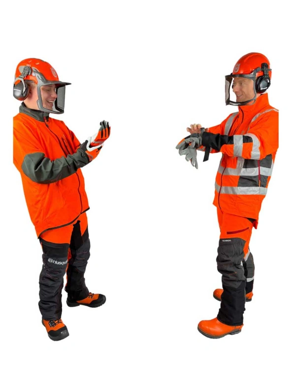 Szaro-pomarańczowe rękawice ochronne Technical Light Husqvarna z teksturowaną powierzchnią, widocznym logo i detalami zwiększającymi widoczność. Produkt na modelach, z przodu, na jednolitym białym tle.
