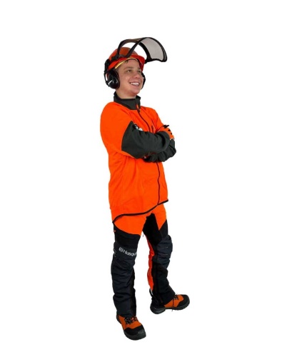 Kask leśny Classic Husqvarna na modelu, w pozycji stojącej. Kask w kolorze pomarańczowym z przezroczystym wizjerem i słuchawkami ochronnymi. Model ma logo Husqvarna na bocznych częściach oraz charakterystyczną konstrukcję. Tło białe, neutralne.