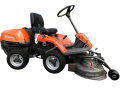 Rider R 112C5 Husqvarna to kompaktowa, pomarańczowa kosiarka bez załamania pod kątem, z ergonomicznym siedzeniem, kołami typu all-terrain i widocznym wirnikiem tnącym z przodu. Produkt stoi na prostym tle, akcentując funkcjonalność narzędzia.