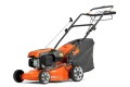 Spalinowa kosiarka LC 140SP Husqvarna w pomarańczowo-szarej kolorystyce. Widoczna z boku, w pozycji stojącej, z rozłożonym uchwytem. Posiada duże koła, napój silnikowy oraz pojemny zbiornik na trawę. Logo Husqvarna widoczne na obudowie.
