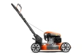 Kosiarka spalinowa Husqvarna LB 251S w kolorze pomarańczowym z metalowym silnikiem. Produkt widoczny z boku, w pozycji stojącej. Duże, białe koła zapewniają stabilność. W uchwycie widoczne pomarańczowe detale. Idealna do ogrodów.