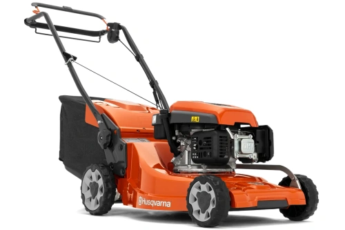 Pomarańczowa kosiarka Husqvarna LC 347V z cylindrycznym silnikiem z przodu, czterema kołami z zabezpieczeniem i logo Husqvarna na obudowie. Ujęcie boczne, stoi na płaskiej powierzchni.
